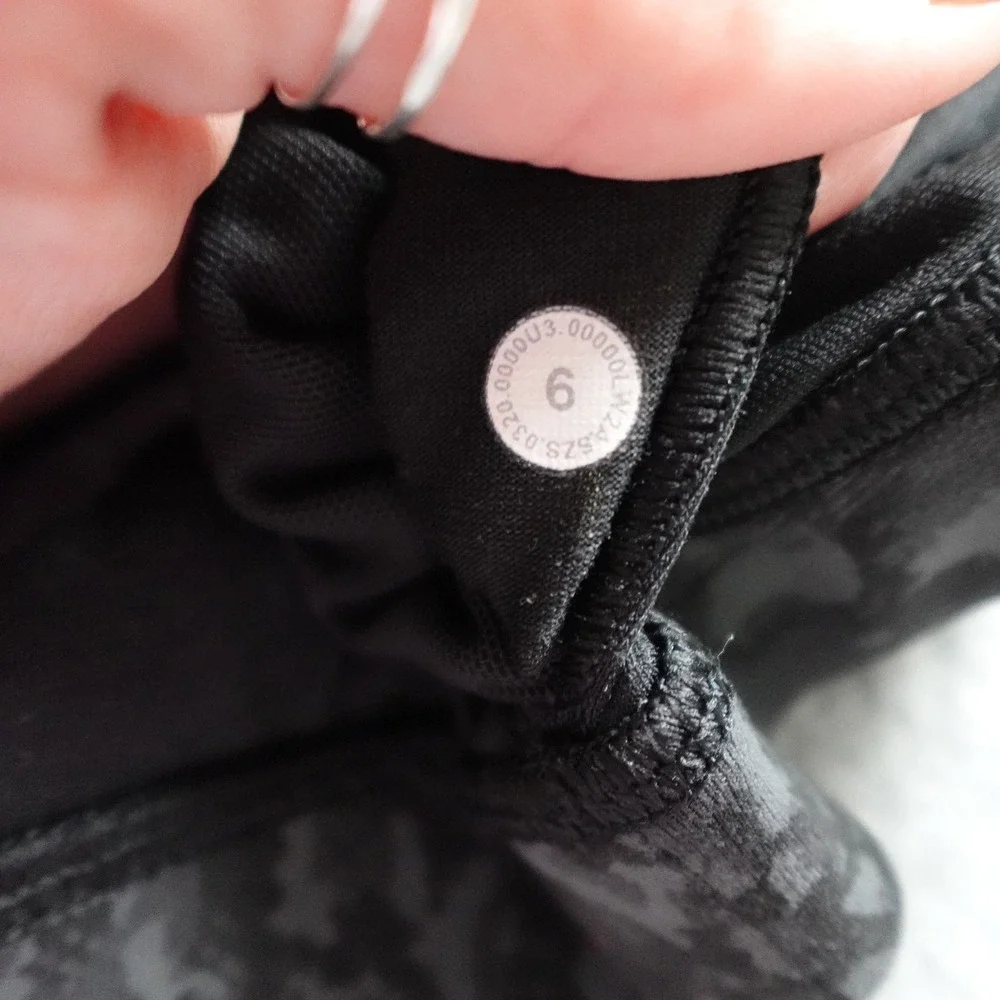 Lululemon Bra Womens 6 Gray Black Coal Flow Y Racerback Running‎ Gym Workout